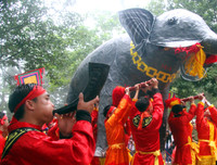 Bỏ tục 'cướp giò hoa tre', người dân kiên nhẫn xếp hàng xin 'lộc' Thánh Gióng