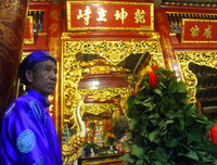 Bỏ tục 'cướp giò hoa tre', người dân kiên nhẫn xếp hàng xin 'lộc' Thánh Gióng