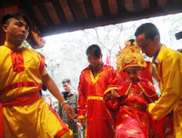 Bỏ tục 'cướp giò hoa tre', người dân kiên nhẫn xếp hàng xin 'lộc' Thánh Gióng