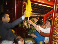 Bỏ tục 'cướp giò hoa tre', người dân kiên nhẫn xếp hàng xin 'lộc' Thánh Gióng