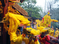 Bỏ tục 'cướp giò hoa tre', người dân kiên nhẫn xếp hàng xin 'lộc' Thánh Gióng