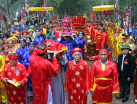 Bỏ tục 'cướp giò hoa tre', người dân kiên nhẫn xếp hàng xin 'lộc' Thánh Gióng