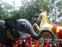 Bỏ tục 'cướp giò hoa tre', người dân kiên nhẫn xếp hàng xin 'lộc' Thánh Gióng