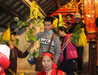 Bỏ tục 'cướp giò hoa tre', người dân kiên nhẫn xếp hàng xin 'lộc' Thánh Gióng