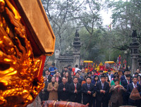 Bỏ tục 'cướp giò hoa tre', người dân kiên nhẫn xếp hàng xin 'lộc' Thánh Gióng