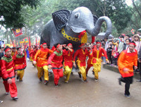 Bỏ tục 'cướp giò hoa tre', người dân kiên nhẫn xếp hàng xin 'lộc' Thánh Gióng