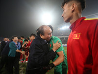 [ẢNH] Việt Nam đại thắng Thái Lan, Thủ tướng Nguyễn Xuân Phúc vui mừng với HLV Park