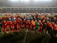 [ẢNH] Việt Nam đại thắng Thái Lan, Thủ tướng Nguyễn Xuân Phúc vui mừng với HLV Park