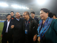 [ẢNH] Việt Nam đại thắng Thái Lan, Thủ tướng Nguyễn Xuân Phúc vui mừng với HLV Park