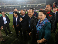 [ẢNH] Việt Nam đại thắng Thái Lan, Thủ tướng Nguyễn Xuân Phúc vui mừng với HLV Park