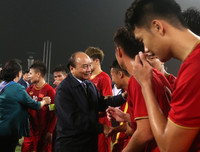 [ẢNH] Việt Nam đại thắng Thái Lan, Thủ tướng Nguyễn Xuân Phúc vui mừng với HLV Park