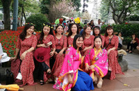 [Ảnh] Người dân Hà Nội chen chân chụp ảnh bên hoa anh đào Nhật Bản