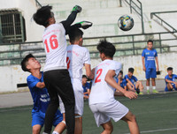 [ẢNH] Hai lần để THPT Chuyên Ngoại ngữ chọc thủng lưới, thủ môn trường Vân Tảo ôm mặt khóc