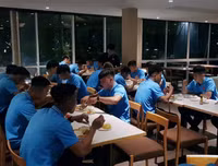 Những hình ảnh đầu tiên của U23 Việt Nam sau khi đặt chân đến Thái Lan