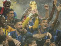 [ẢNH] Khoảnh khắc đội tuyển Pháp kiêu hãnh bước lên đỉnh thế giới