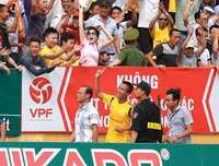 Chùm ảnh: Nam Định lên V-League, sân Thiên Trường mở hội bằng pháo sáng