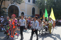 Phố đi bộ Hồ Gươm sôi động cùng màn diễu hành của các nghệ sỹ xiếc