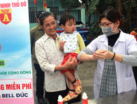 [ẢNH] Người dân Hạ Mỗ hứng khởi nhận 1.600 chai nước rửa tay khô miễn phí