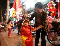 [ẢNH] Biển người đổ ra đường ăn mừng trong ngày trọng đại của bóng đá Việt Nam