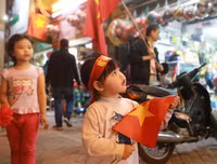 [ẢNH] Biển người đổ ra đường ăn mừng trong ngày trọng đại của bóng đá Việt Nam