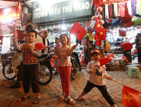 [ẢNH] Biển người đổ ra đường ăn mừng trong ngày trọng đại của bóng đá Việt Nam