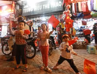 [ẢNH] Biển người đổ ra đường ăn mừng trong ngày trọng đại của bóng đá Việt Nam