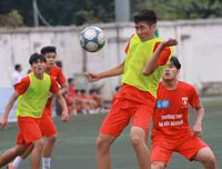 [ẢNH] Dẫn bàn ngay phút đầu, THPT Yên Hòa thắng hú vía sau loạt luân lưu