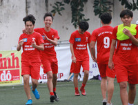 [ẢNH] Dẫn bàn ngay phút đầu, THPT Yên Hòa thắng hú vía sau loạt luân lưu