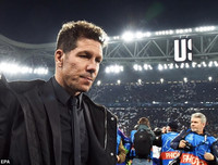 [ẢNH] Thua thảm Juventus, HLV Simeone bỏ nghề, ra đường bán dưa?