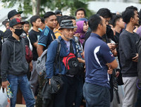 [ẢNH] Người Malaysia mang cả chăn, chiếu đi mua vé xem chung kết