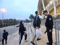 [ẢNH] Hàng rào thép gai dựng ngoài sân Mỹ Đình trước trận Việt Nam đấu UAE