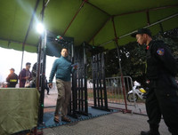 [ẢNH] Hàng rào thép gai dựng ngoài sân Mỹ Đình trước trận Việt Nam đấu UAE