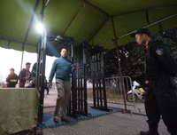 [ẢNH] Hàng rào thép gai dựng ngoài sân Mỹ Đình trước trận Việt Nam đấu UAE