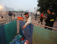 [ẢNH] Hàng rào thép gai dựng ngoài sân Mỹ Đình trước trận Việt Nam đấu UAE