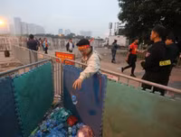 [ẢNH] Hàng rào thép gai dựng ngoài sân Mỹ Đình trước trận Việt Nam đấu UAE