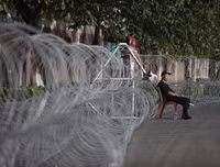 [ẢNH] Hàng rào thép gai dựng ngoài sân Mỹ Đình trước trận Việt Nam đấu UAE