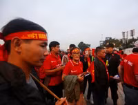 [ẢNH] Hàng rào thép gai dựng ngoài sân Mỹ Đình trước trận Việt Nam đấu UAE