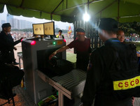 [ẢNH] Hàng rào thép gai dựng ngoài sân Mỹ Đình trước trận Việt Nam đấu UAE