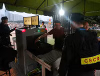 [ẢNH] Hàng rào thép gai dựng ngoài sân Mỹ Đình trước trận Việt Nam đấu UAE