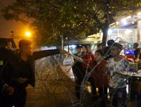 [ẢNH] Hàng rào thép gai dựng ngoài sân Mỹ Đình trước trận Việt Nam đấu UAE