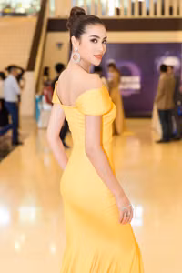 Ngắm vẻ đẹp lộng lẫy như công chúa của Hoa hậu Phạm Hương