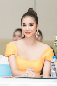 Ngắm vẻ đẹp lộng lẫy như công chúa của Hoa hậu Phạm Hương
