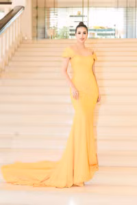 Ngắm vẻ đẹp lộng lẫy như công chúa của Hoa hậu Phạm Hương