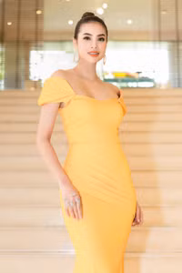 Ngắm vẻ đẹp lộng lẫy như công chúa của Hoa hậu Phạm Hương