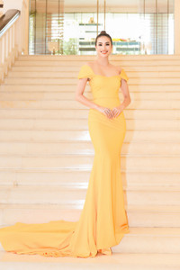 Ngắm vẻ đẹp lộng lẫy như công chúa của Hoa hậu Phạm Hương