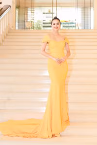 Ngắm vẻ đẹp lộng lẫy như công chúa của Hoa hậu Phạm Hương