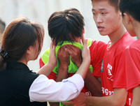 [ẢNH] Nữ CĐV lau nước mắt, an ủi cầu thủ Thạch Bàn sau thất bại