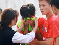 [ẢNH] Nữ CĐV lau nước mắt, an ủi cầu thủ Thạch Bàn sau thất bại