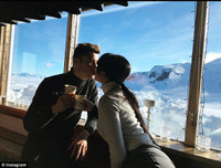 [ẢNH] Ronaldo khoái chí cùng bồ xinh cưỡi trực thăng, du hí núi tuyết