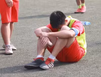 [ẢNH] Nữ CĐV lau nước mắt, an ủi cầu thủ Thạch Bàn sau thất bại